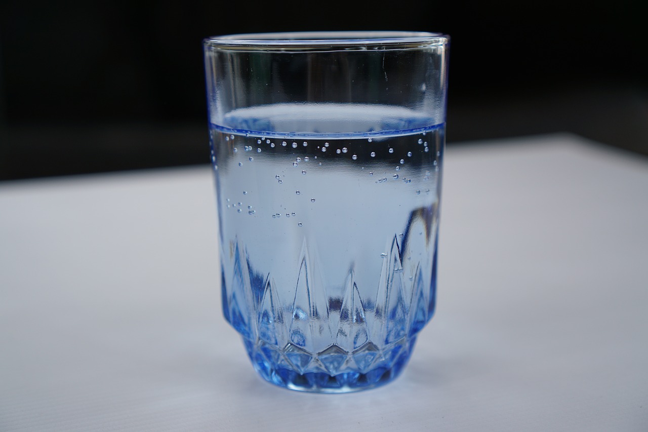 pohár vody